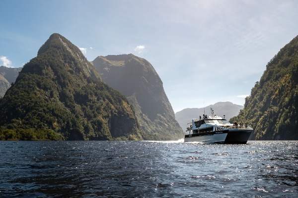 Catamarán navega por el fiordo Doubtful Sound