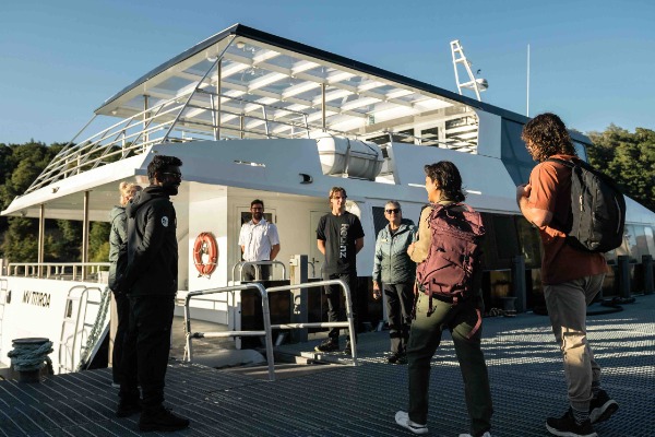 Pasajeros hacen embarque al barco del crucero