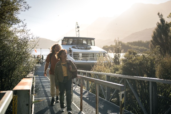 Pasajeros desembarcan del catamarán en Doubtful Sound