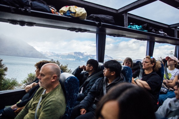 Pasajeros en bus panorámico Milford Sound