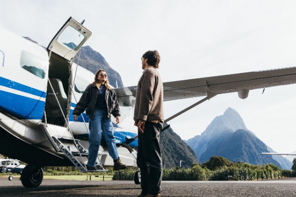 pasajeros desembarcan de la avioneta en Milford Sound