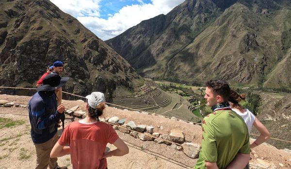 guia explicando en el templo inca camino inca
