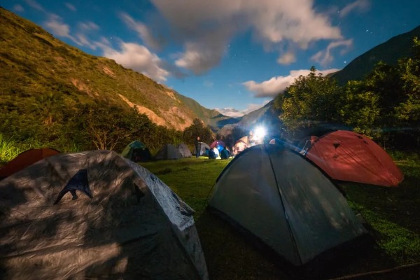 carpas montadas en el campamento de Chiquisqa