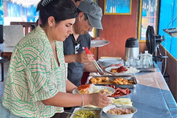 almuerzo tipico en el lodge personas sirviendose el almuerzo en el lodge