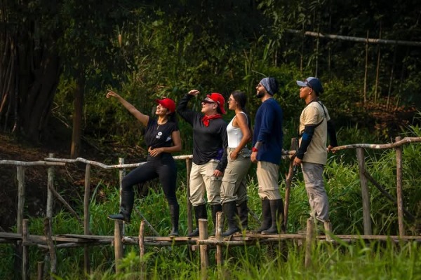 Caminata guiada por la selva de Iquitos Grupo de viajeros explorando la selva amazónica junto a una guía local
