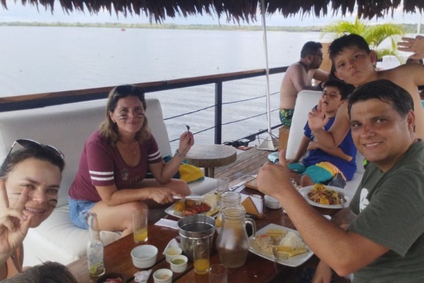 almuerzo tipico en un restaurante flotante familia almorzando un plato tipico de la selva amazonica en un restaurante flotante de la selva de iquitos