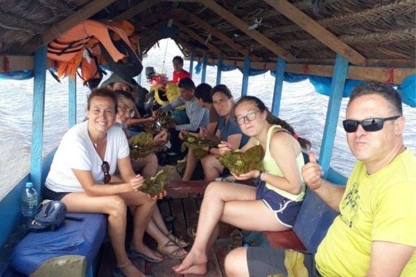 almuerzo tipico a bordo grupo de personas en la embarcacion comiendo el almuerzo tipico