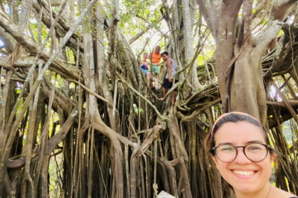 Viajeros descubriendo enormes raíces y árboles amazónicos durante el tour Pacaya Samiria