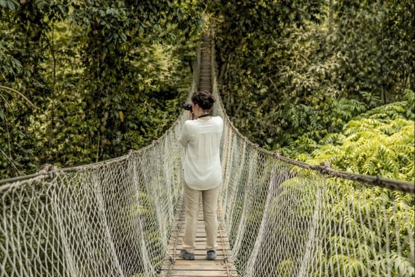 turista fotografiando desde canopy