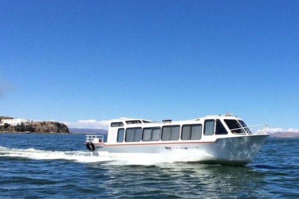 Barcos y aldea de los Uros