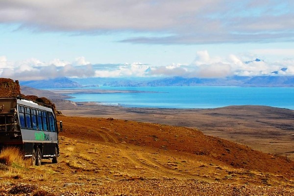 Camion 4x4 sur la piste du Cerro Huyliche avec vue sur le Lago Argentino et la steppe patagonienne.
