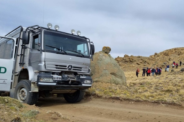 Camion 4x4 et groupe de visiteurs explorant le Laberinto de Piedras à El Calafate.