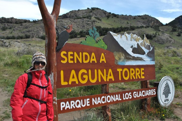 Début du sentier de la Laguna Torre à El Chaltén Personne à côté du panneau au départ du sentier de la Laguna Torre dans le parc national de Los Glaciares.