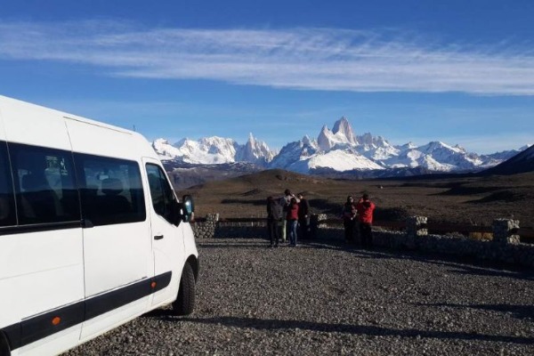 Point de vue sur le glacier Viedma et le Fitz Roy à El Chalten Groupe de voyageurs au point de vue du glacier Viedma, surplombant les montagnes enneigées de Patagonie.