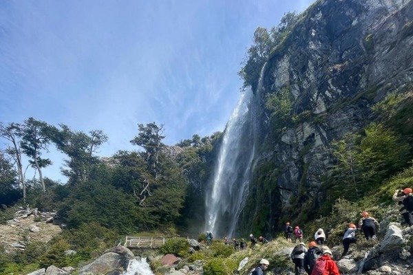 Voyageurs visitant la cascade près du glacier Perito Moreno