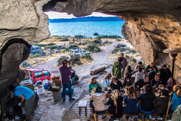 groupe dégustant des plats patagoniens dans la grotte
