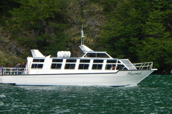 bateau sur un lac désertique avec végétation en arrière-plan