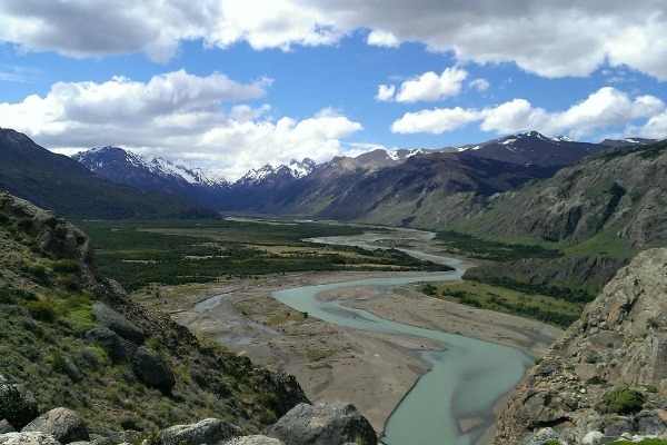Point de vue du Rio de las Vueltas Vue de la rivière Vueltas serpentant entre les montagnes et les vallées verdoyantes près d'El Chalten.