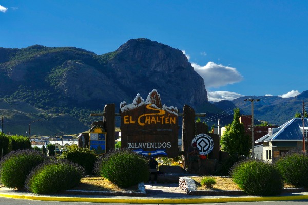 Entrée du village d'El Chaltén avec les montagnes en arrière-plan
