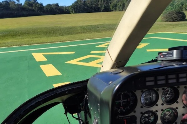 atterrissage d'un hélicoptère Un hélicoptère atterrit sur l'héliport