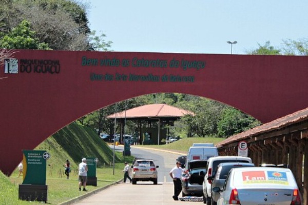 Entrée au parc national d'Iguacú Les véhicules pénètrent dans le parc national d'Iguacu