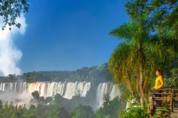 femme cataratas iguazú cataractes catwalk brazil Femme sur une passerelle surplombant les chutes d'Iguazu au Brésil