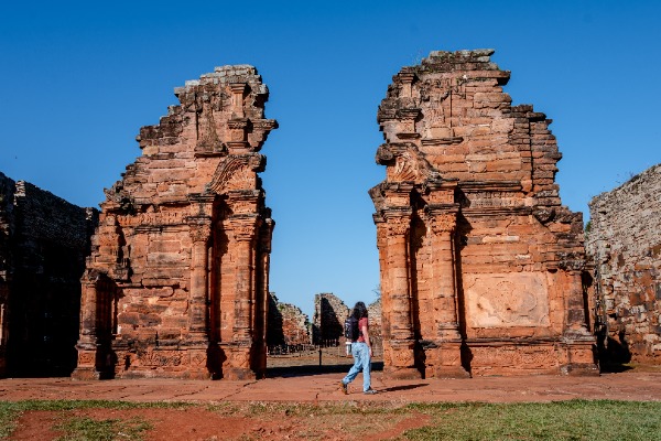 une jeune fille se promenant dans les ruines de Saint-Ignace