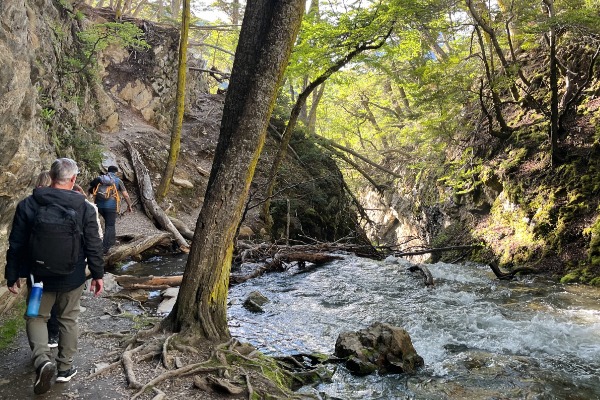 des personnes marchant le long de la rivière sur un sentier descendant jusqu'au début de l'itinéraire.