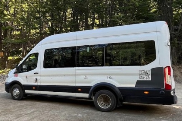 Minibus assurant le transfert jusqu'au point de départ de la randonnée vers la Laguna Esmeralda