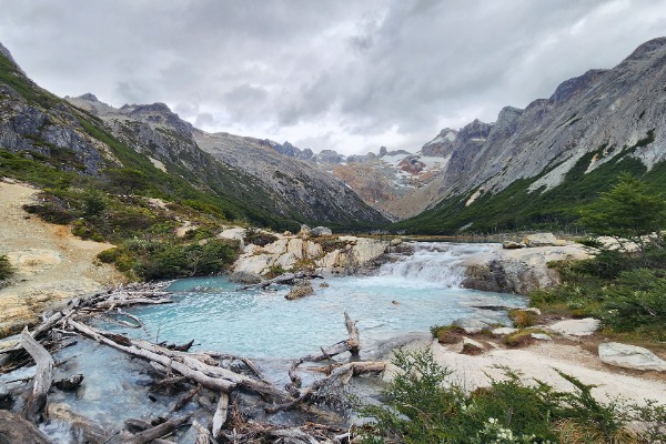 La rivière et les montagnes sur le chemin menant à la lagune Esmeralda depuis Ushuaia