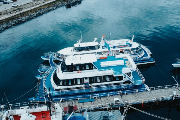 Catamarans pour la navigation sur le canal Beagle à Ushuaia Catamarans amarrés dans le port d'Ushuaia avant de naviguer sur le canal Beagle