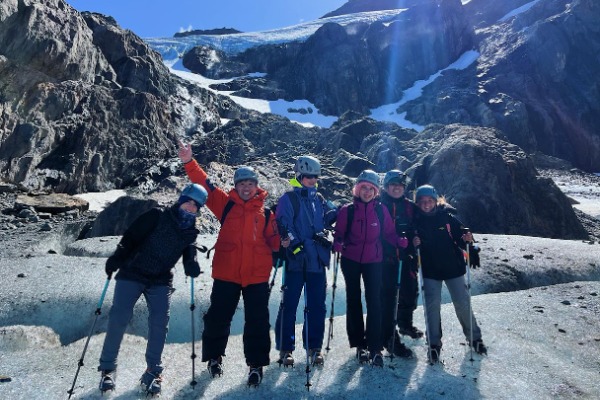 Marche sur le glacier Groupe équipé de crampons sur le glacier de Vinciguerra