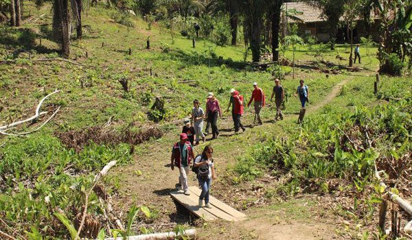 Trekking Madidi Gens du voyage marchant près de l'abri