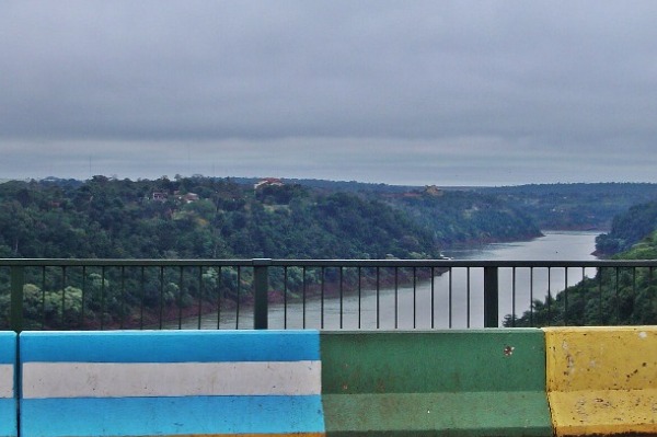 pont à la frontière entre l'Argentine et le Brésil Pont à la frontière entre l'Argentine et le Brésil