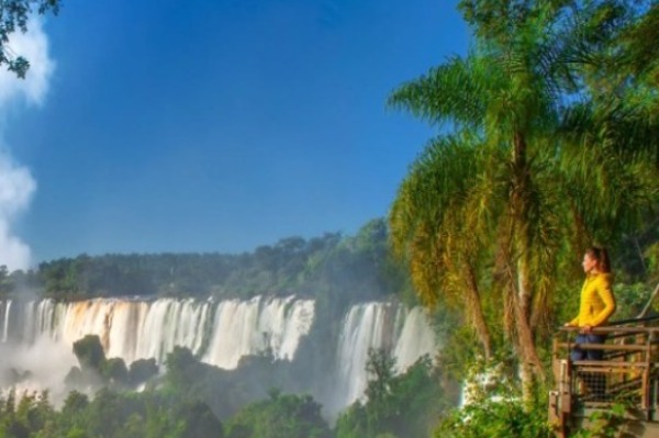 Femme passerelle chutes d’Iguazú côté brésilien Femme sur une passerelle admirant les chutes d’Iguazú depuis le côté brésilien