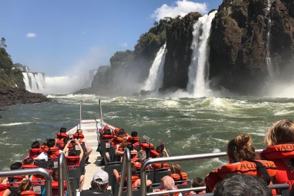 Des touristes naviguant en bateau à moteur près des chutes d'Iguazú lors de la « Grande Aventure »