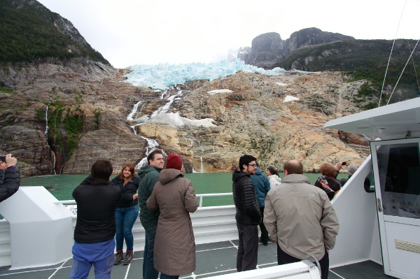 Glacier de Balmaceda Touristes observant le glacier de Balmaceda depuis un bateau