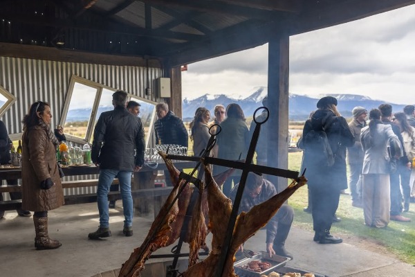 déjeuner de séjour d'agneau personnes à côté de l'agneau du déjeuner à l'estancia