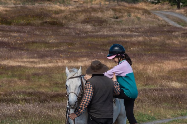 équitation dans l'estancia la peninsula fille à cheval à estancia la peninsule
