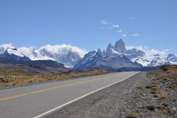 Route reliant Puerto Natales à El Calafate par une journée ensoleillée avec les montagnes en arrière-plan