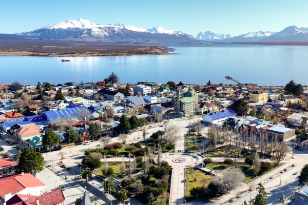 Vue panoramique de Puerto Natales avec le lac en arrière-plan et les montagnes enneigées