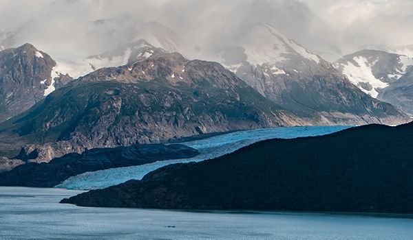 paysage du glacier gris au bord du lac