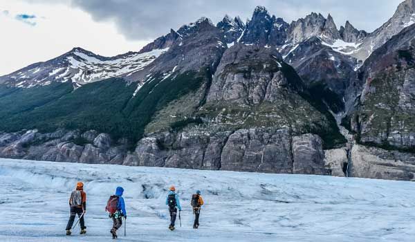 randonneurs sur la promenade de glace du glacier gris