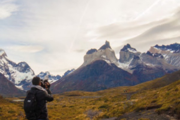 Sentier Mirador Cuernos : homme pendant Mirador Cuernos :