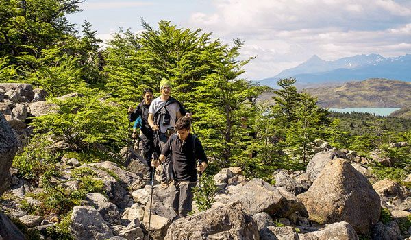 randonnée dans la vallée française les voyageurs se promènent dans la vallée française
