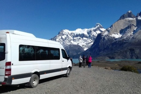 Furgo avec la chaîne de montagnes en arrière-plan