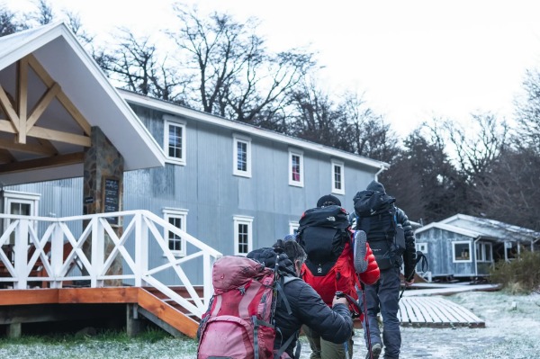 Arrivée au Refugio Grey Randonneurs arrivant au Refugio Grey à Torres del Paine lors d'un trekking hivernal