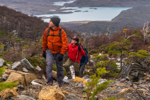 Montée vers la vallée française Randonneurs montant au point de vue de la vallée française qui surplombe les lacs et les montagnes de Patagonie.