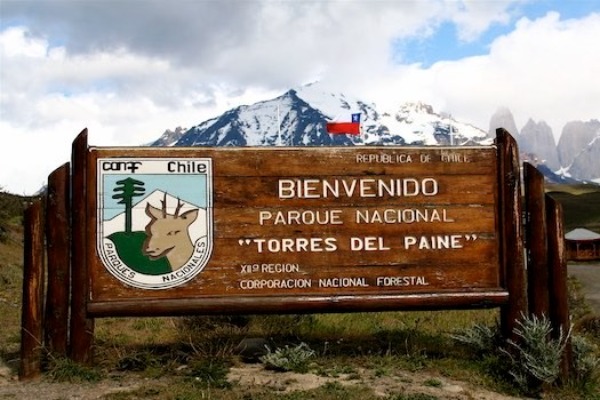 Panneau de bienvenue à Torres del Paine Panneau en bois de bienvenue à Torres del Paine