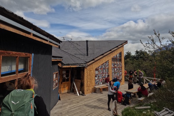 Randonneurs se reposant sur la terrasse du Refugio Cuernos à Torres del Paine.